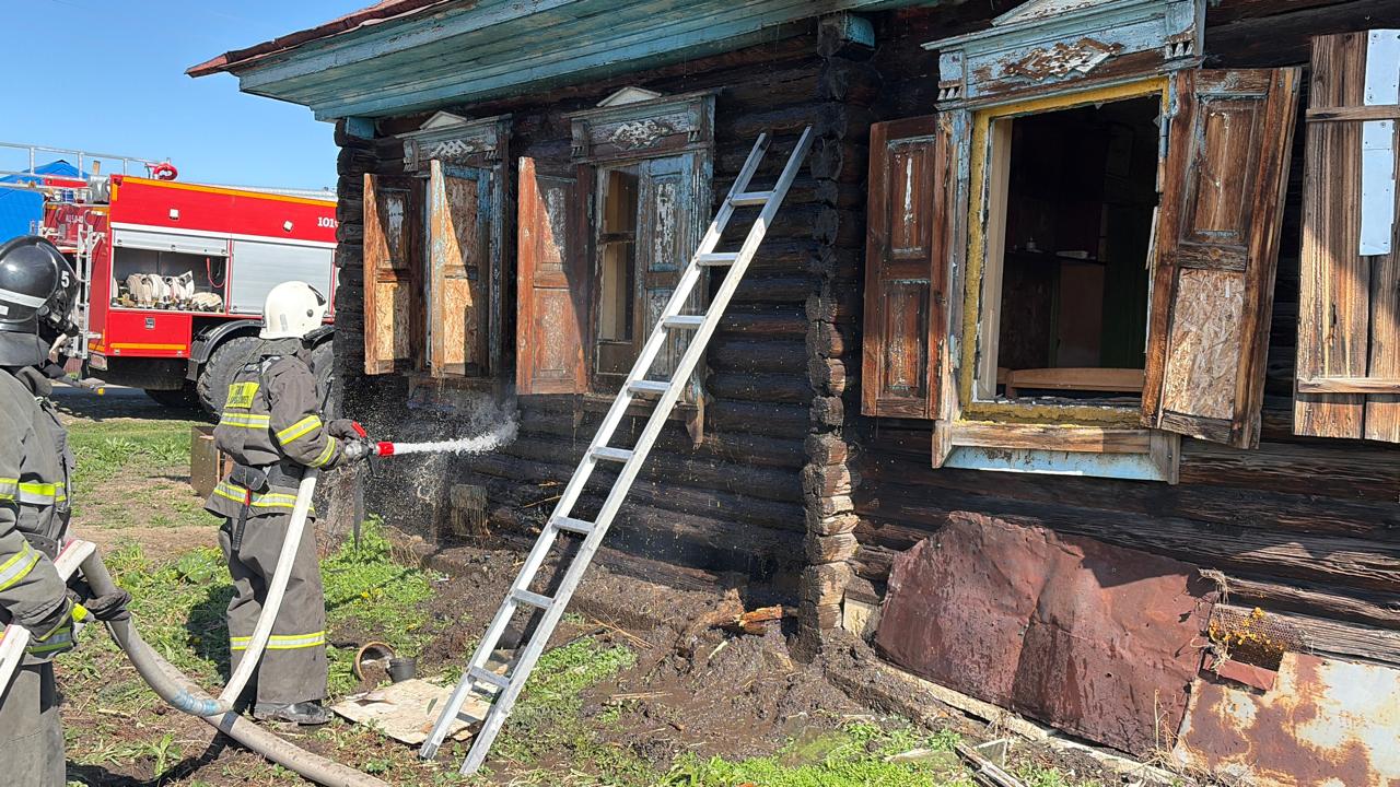 В ВКО после пожара в нежилом доме обнаружен погибший человек 