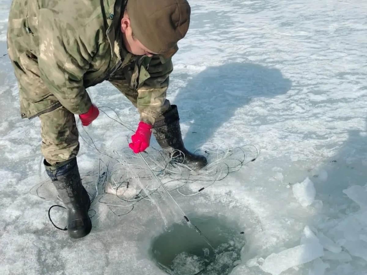 В ВКО из водоемов продолжают изымать бесхозные рыболовные сети
