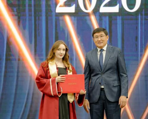 В Семее прошла торжественная церемония вручения дипломов выпускникам университета Шакарима
