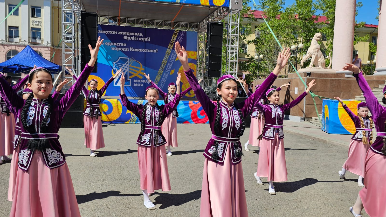 В Усть-Каменогорске у Дома дружбы отпраздновали День единства народа Казахстана 