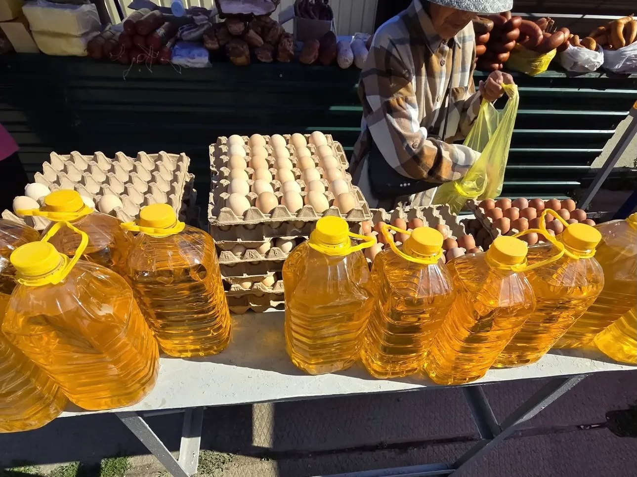 В районе Алтай продолжают следить за стоимостью социально значимых продуктов