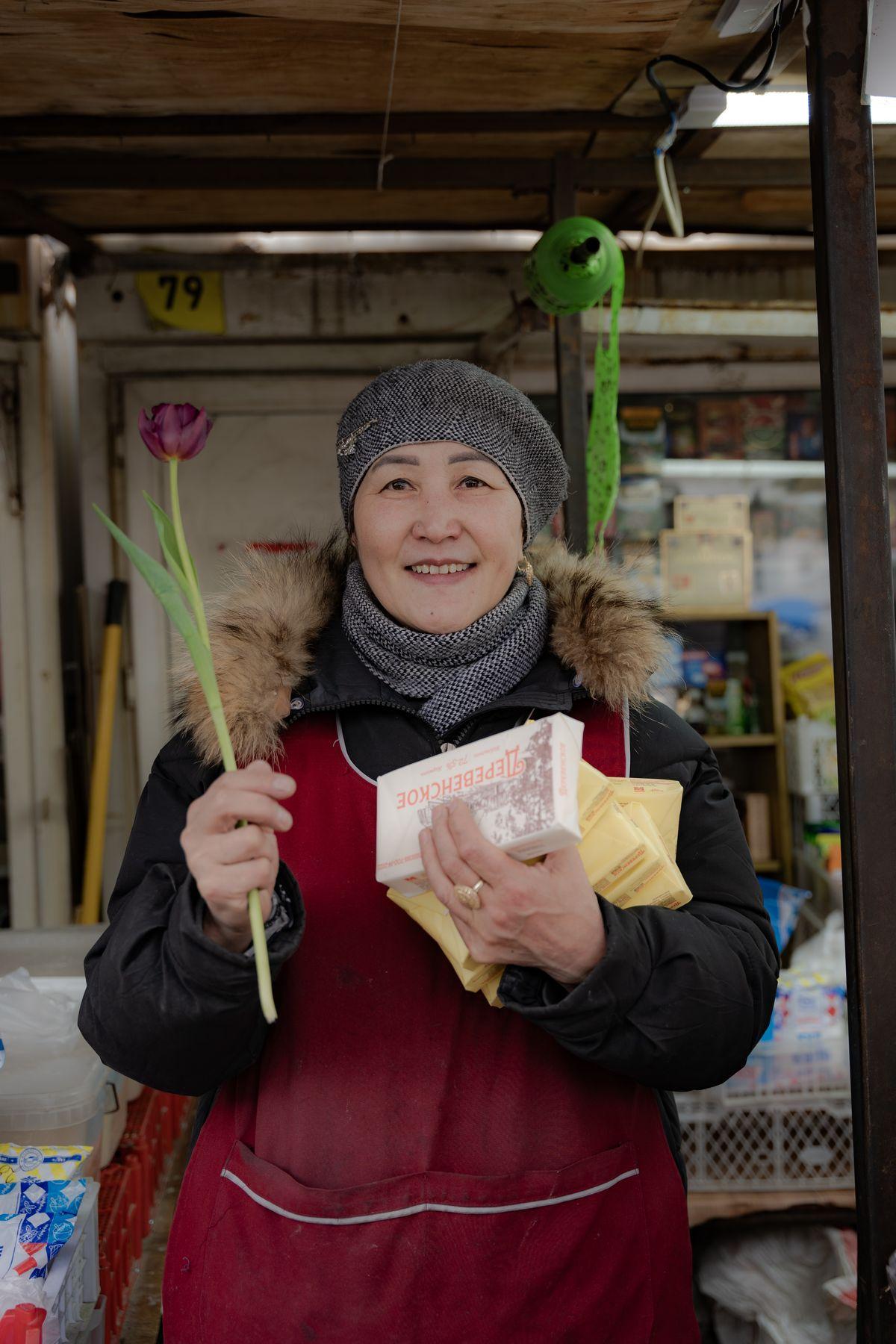 Жительницам Усть-Каменогорска на улицах и в торговых центрах дарили цветы