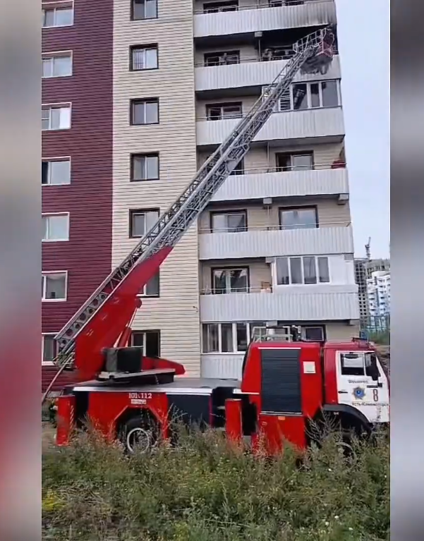 На шестом этаже многоэтажки в Усть-Каменогорске загорелся балкон