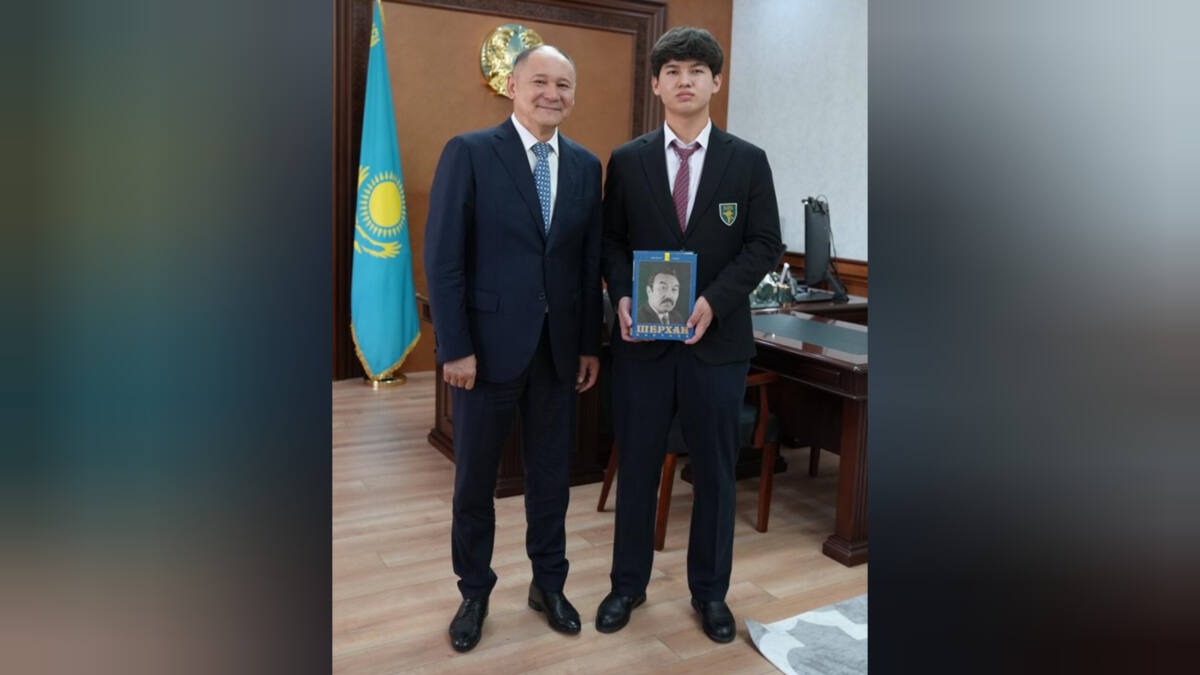 В Туркестане отметили школьника, поднявшего упавший флаг Азербайджана