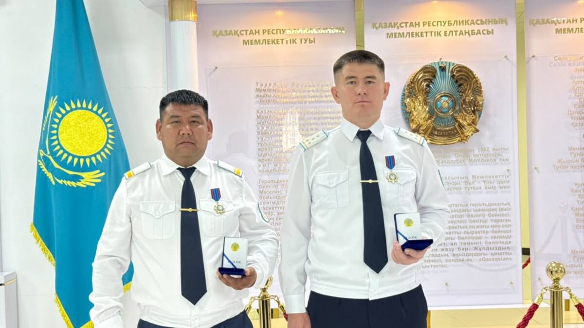 Сотрудники полиции получили награды за задержание вооруженного грабителя в Уральске
