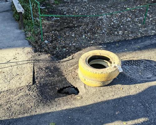 После замены участков теплосетей в некоторых дворах Риддера образовались провалы в дорожном полотне