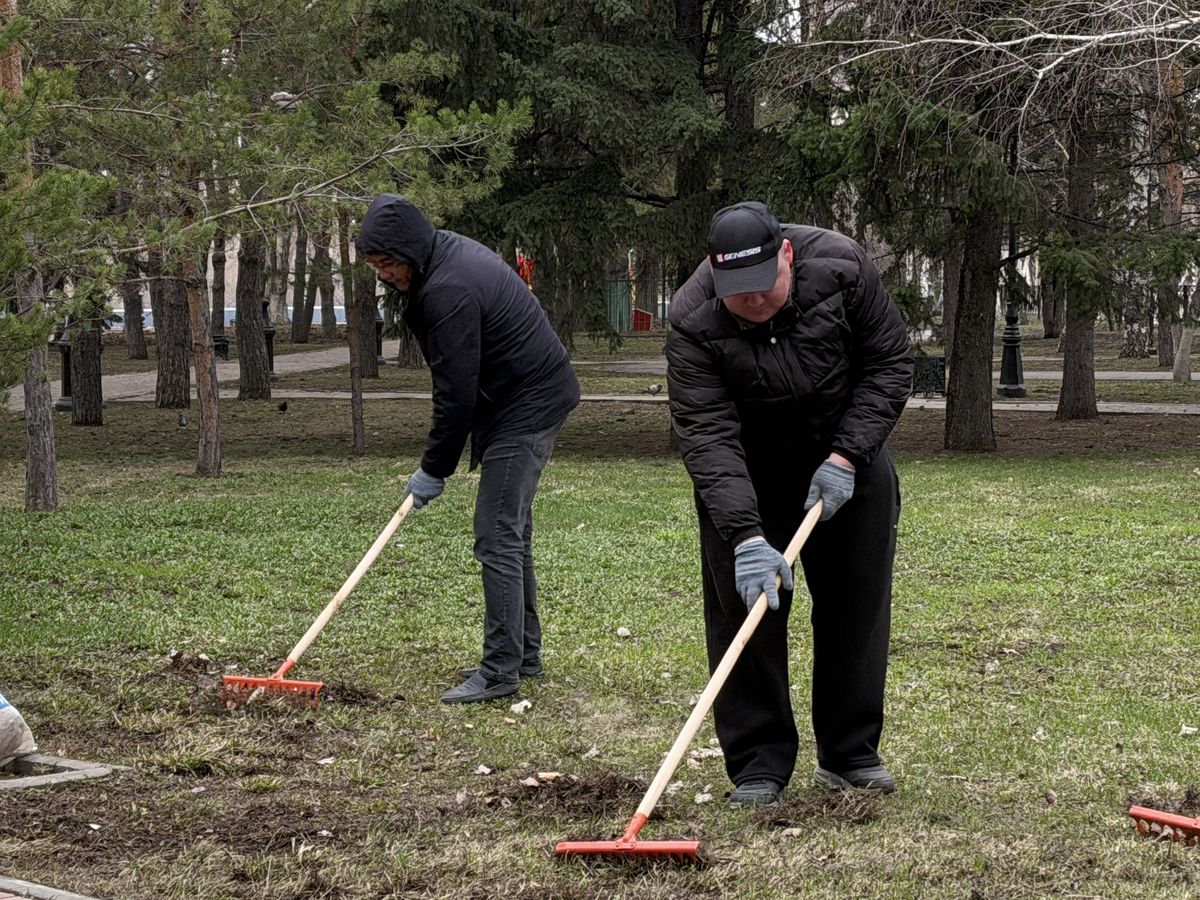 Субботники в рамках акции Taza Qazaqstan объединили студентов и преподавателей Усть-Каменогорска