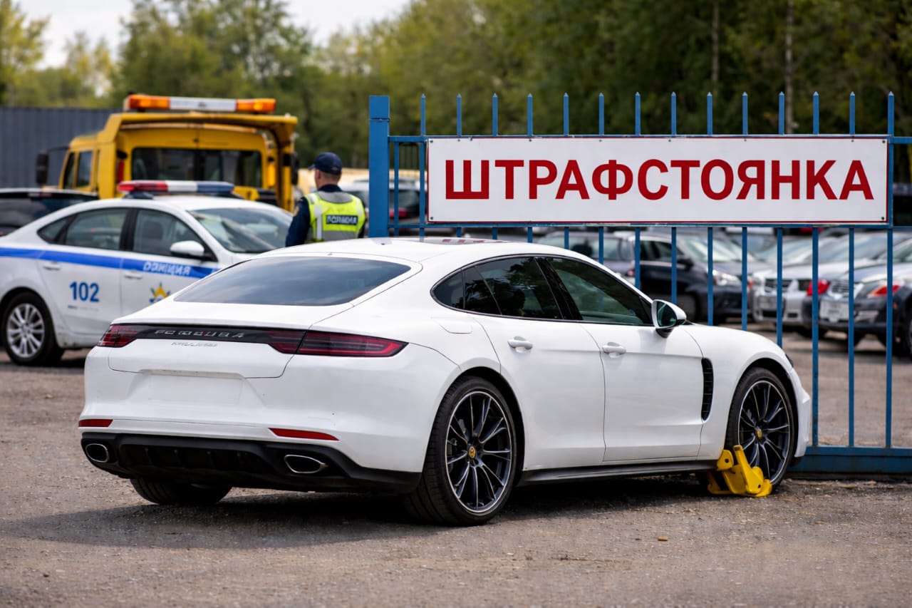 В Павлодаре наказали водителя на элитном авто с иностранными номерами