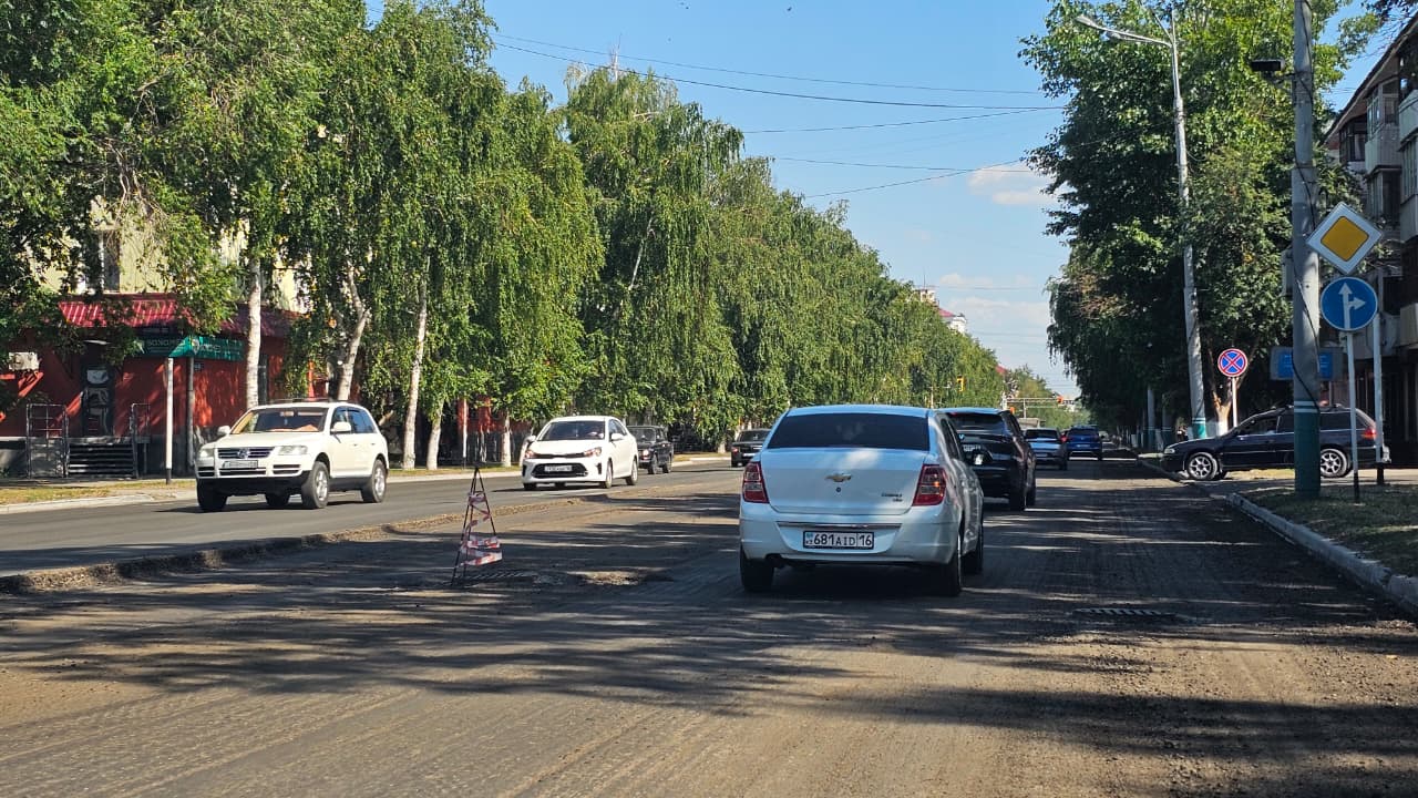 На проспекте Назарбаева в Усть-Каменогорске проводят средний ремонт