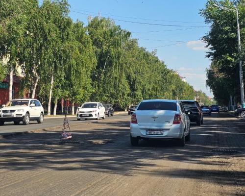 На проспекте Назарбаева в Усть-Каменогорске проводят средний ремонт