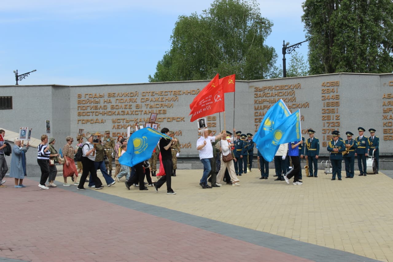 В Усть-Каменогорске жители вновь вышли с портретами фронтовиков к Мемориалу Славы