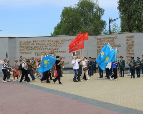 В Усть-Каменогорске жители вновь вышли с портретами фронтовиков к Мемориалу Славы