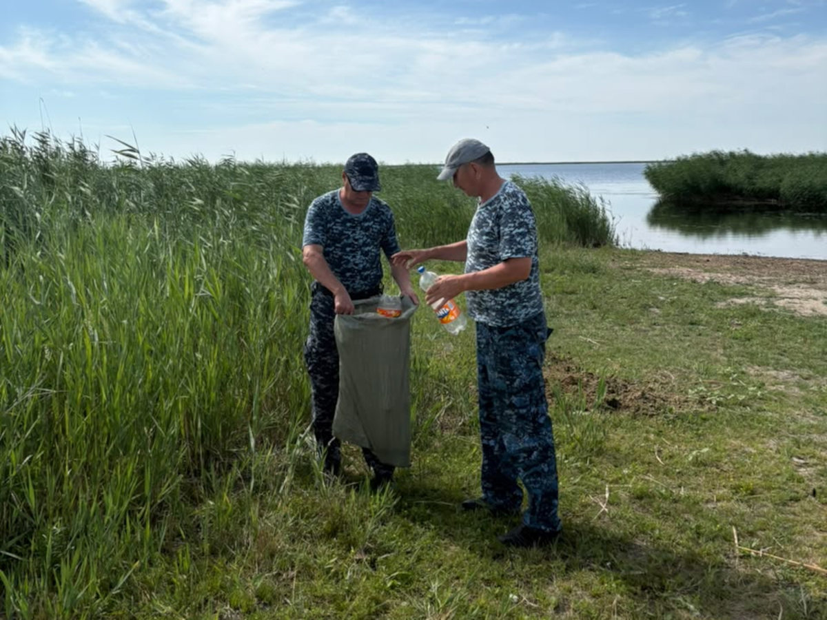 В ВКО на побережье водоемов собрали больше тонны мусора
