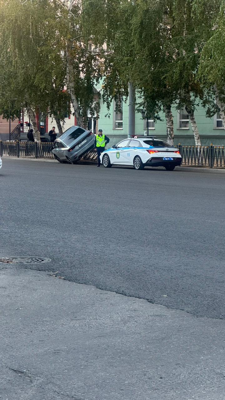 Неудачное перестроение закончилось ДТП на проспекте Назарбаева