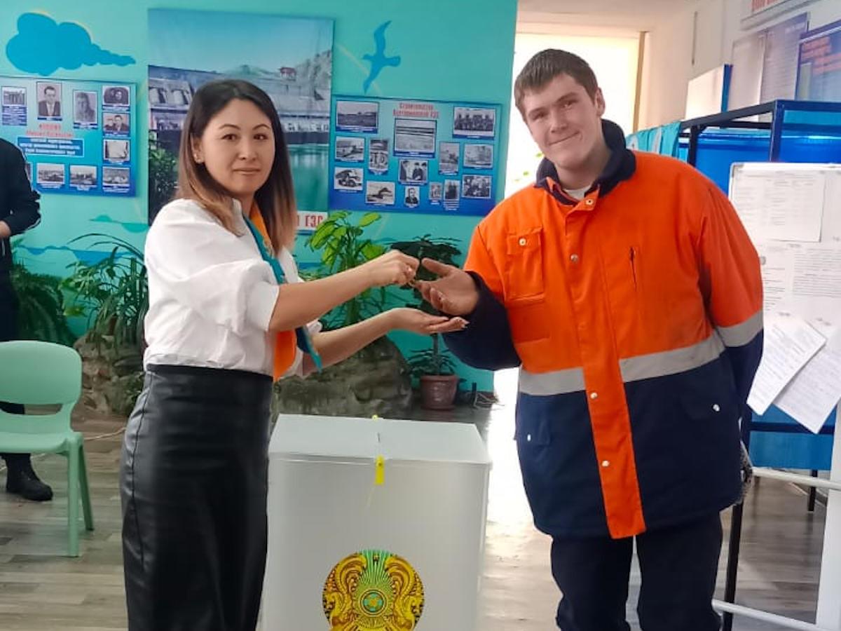 На избирательных участках города Алтая первым пяти проголосовавшим избирателям были вручены памятные подарки