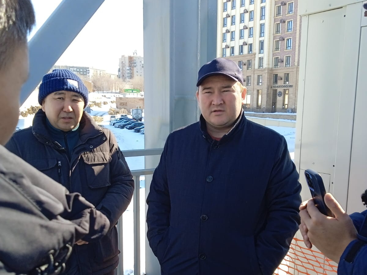 В Усть-Каменогорске начал работать надземный пешеходный переход на проспекте Есенберлина