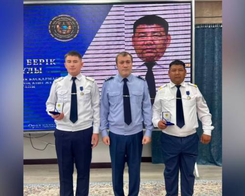 Сотрудники полиции получили награды за задержание вооруженного грабителя в Уральске