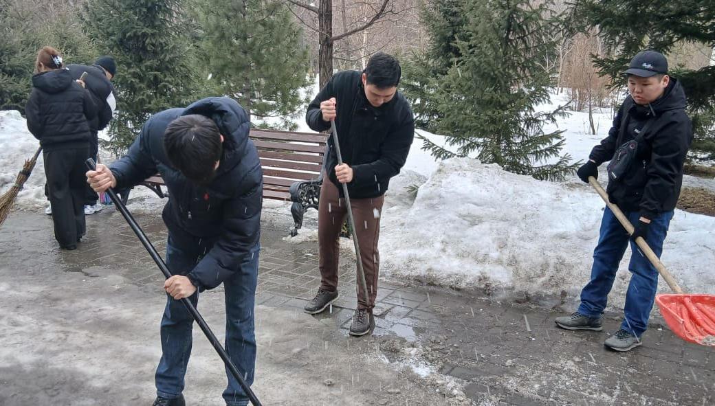 В Усть-Каменогорске продолжением Тазару күні стала очистка старейшего городского парка
