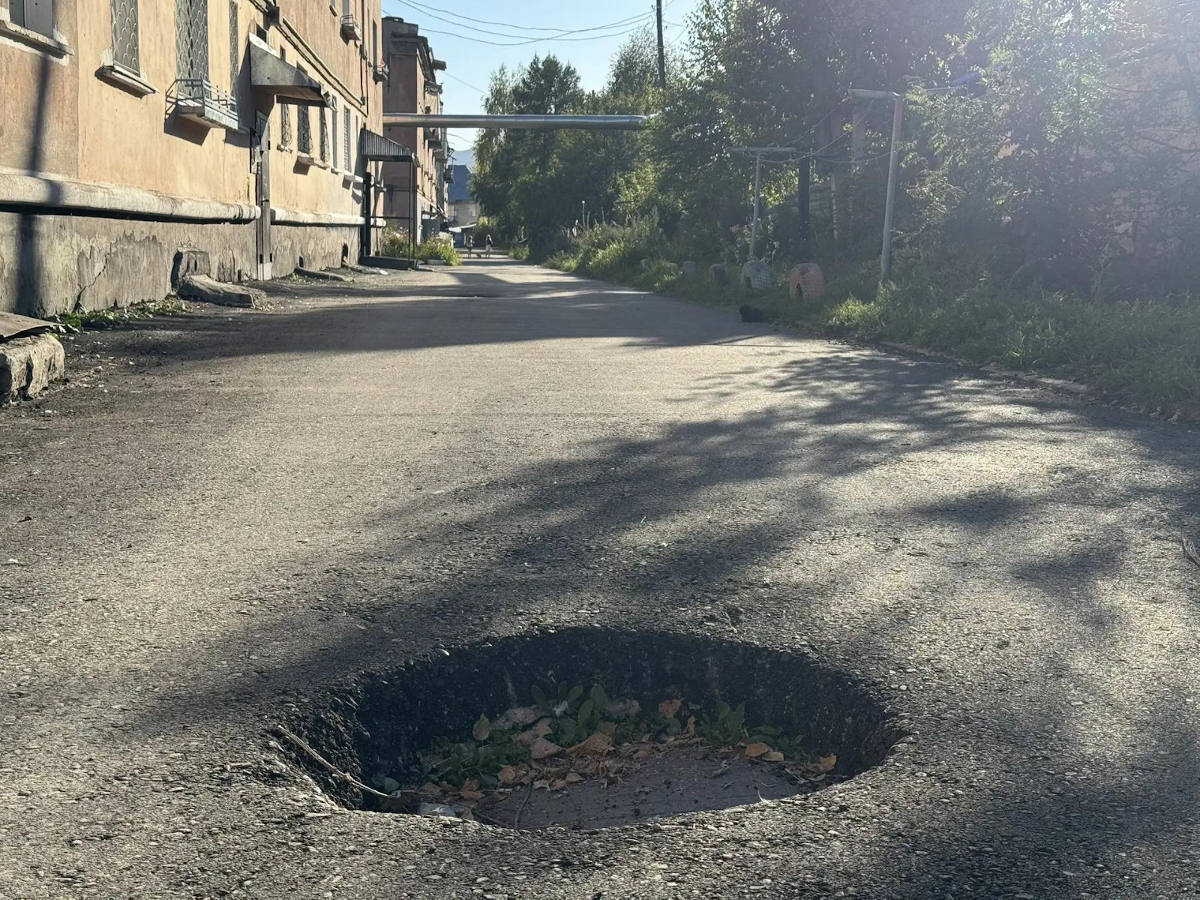 В акимате города Алтая прокомментировали информацию про «утонувшие» люки колодцев