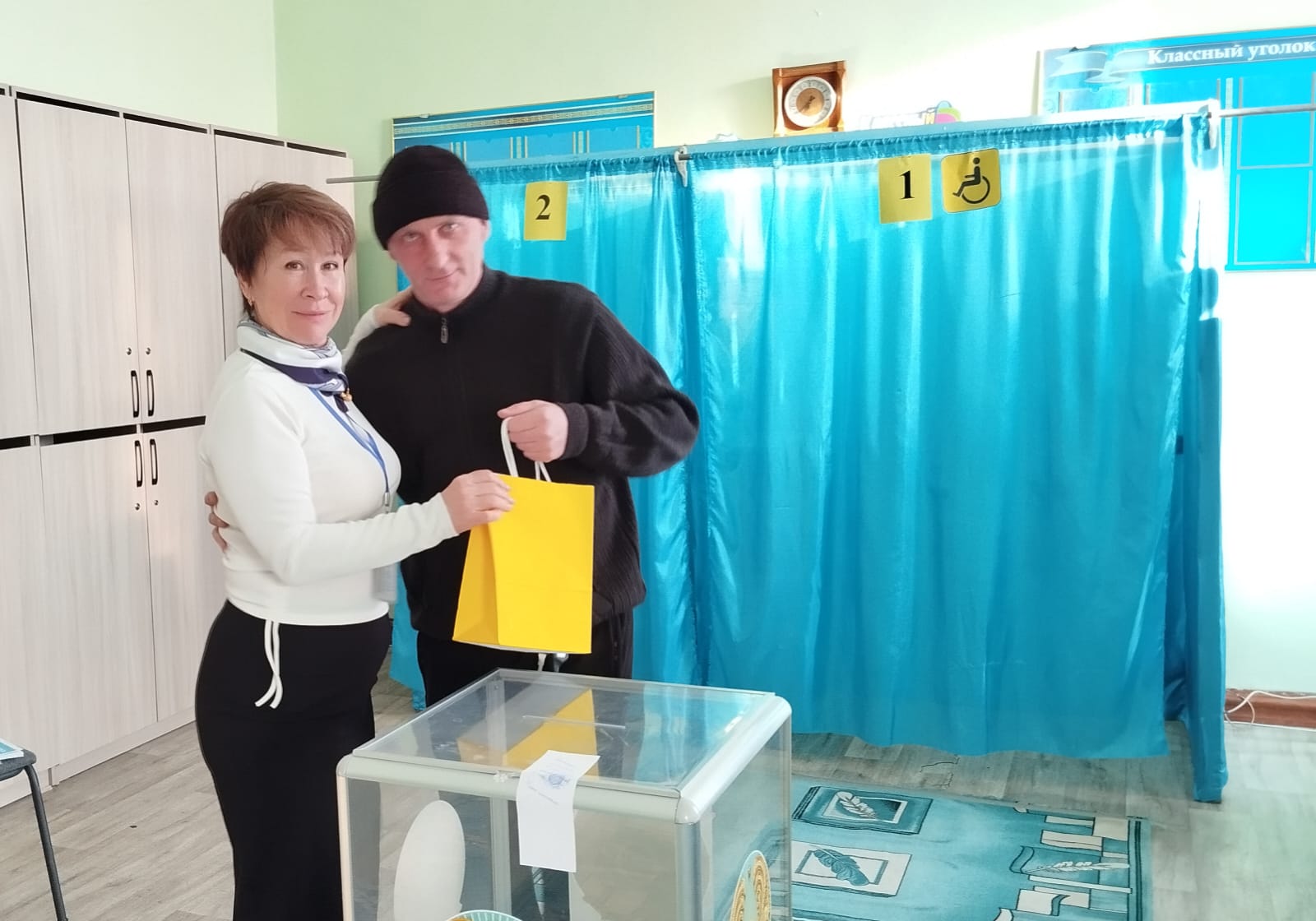 Алтай қаласының сайлау учаскелерінде алғашқы болып дауыс берген бес сайлаушыға естелік сыйлықтар табысталды