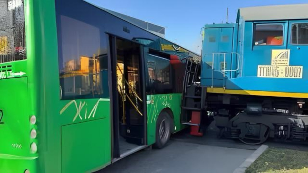 В Алматинской области столкновение с поездом обернулось травмами для пассажиров