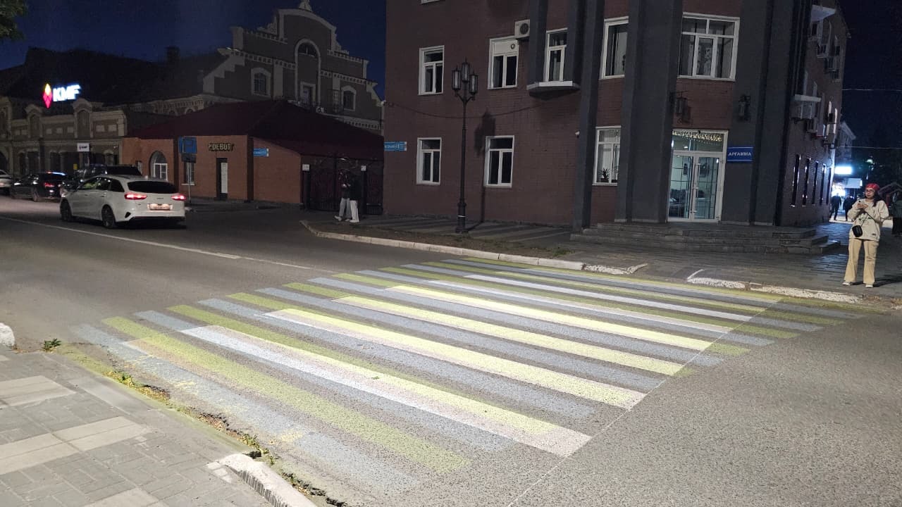 В Усть-Каменогорске внедряют проекционные пешеходные переходы
