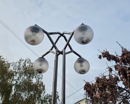 На проспекте Назарбаева в Усть-Каменогорске начали приводить в порядок прогулочную зону