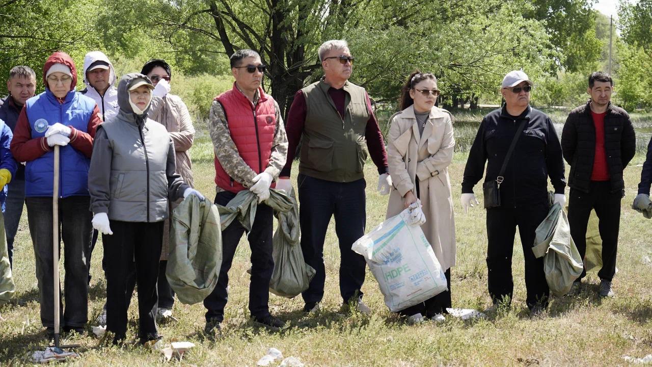 В поселке Водный в Семее провели акцию в рамках «Таза Қазақстан»