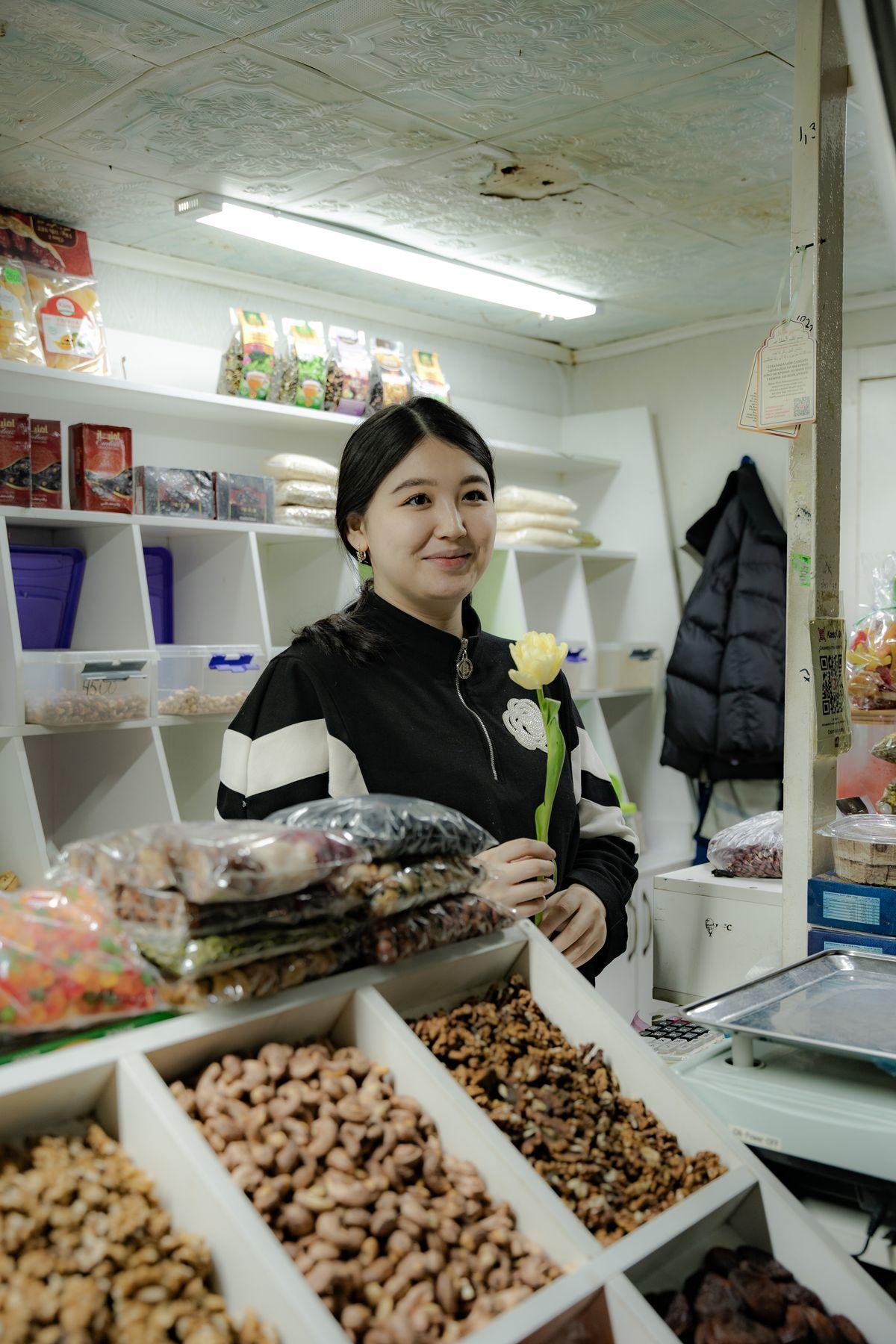 Жительницам Усть-Каменогорска на улицах и в торговых центрах дарили цветы