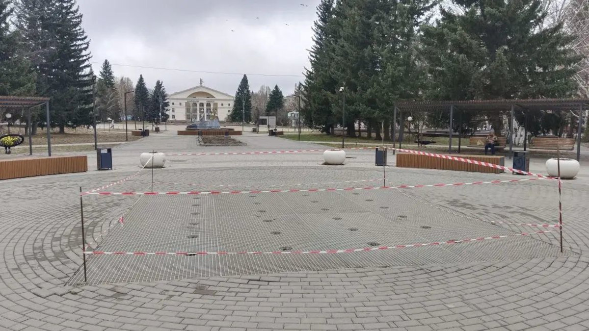 В Риддере ремонтируют пешеходный фонтан на площади