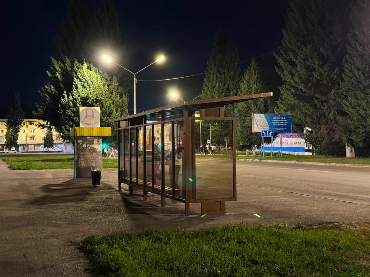 В Алтае появились два новых остановочных павильона на улице Тәуелсіздік