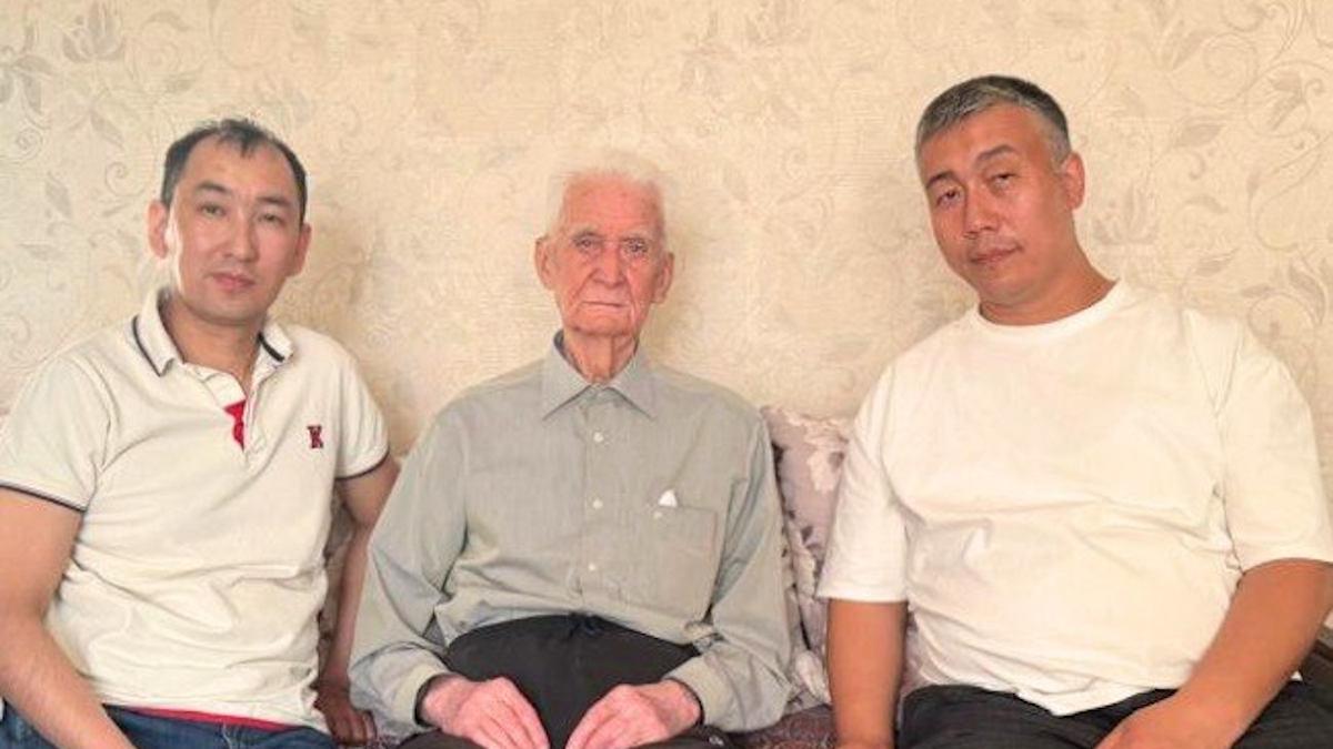 В Усть-Каменогорске с 96-летием поздравили заслуженного врача 