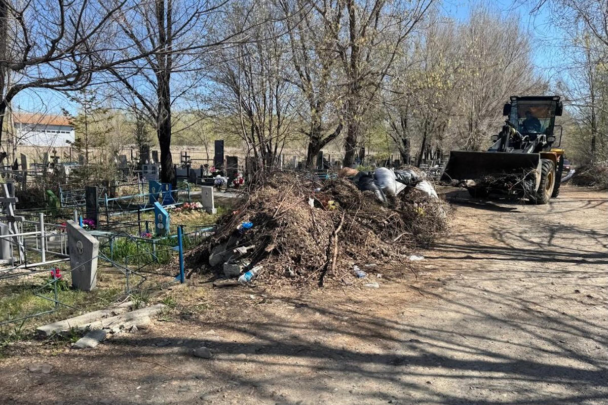 В Усть-Каменогорске выделили дополнительные средства на вывоз мусора с кладбищ 