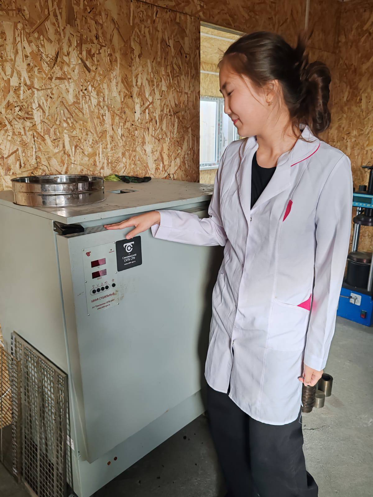 В Казахстане ученица разработала дороги будущего из отходов