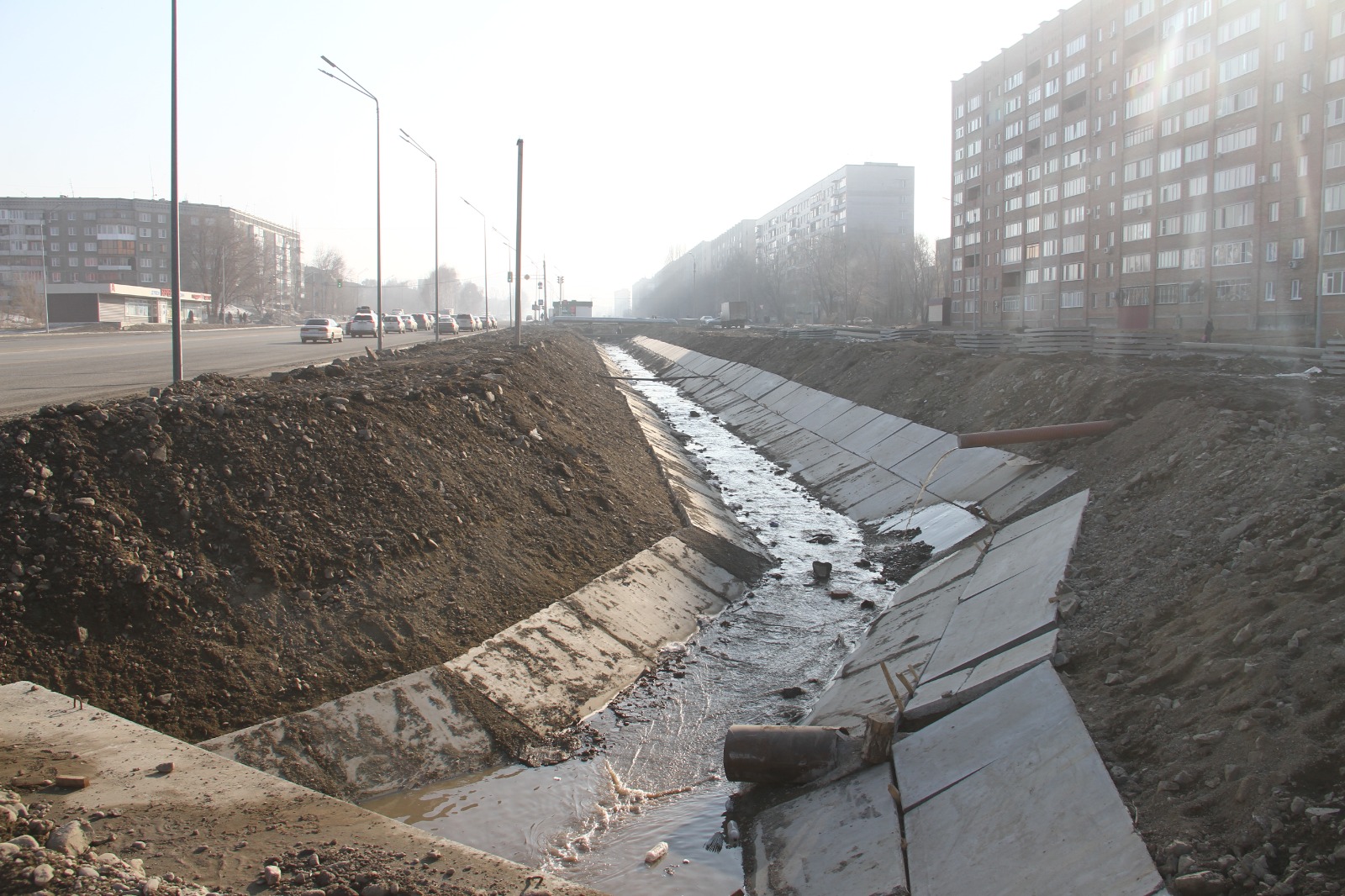В Усть-Каменогорске очищают водоотводный канал на проспекте Сатпаева