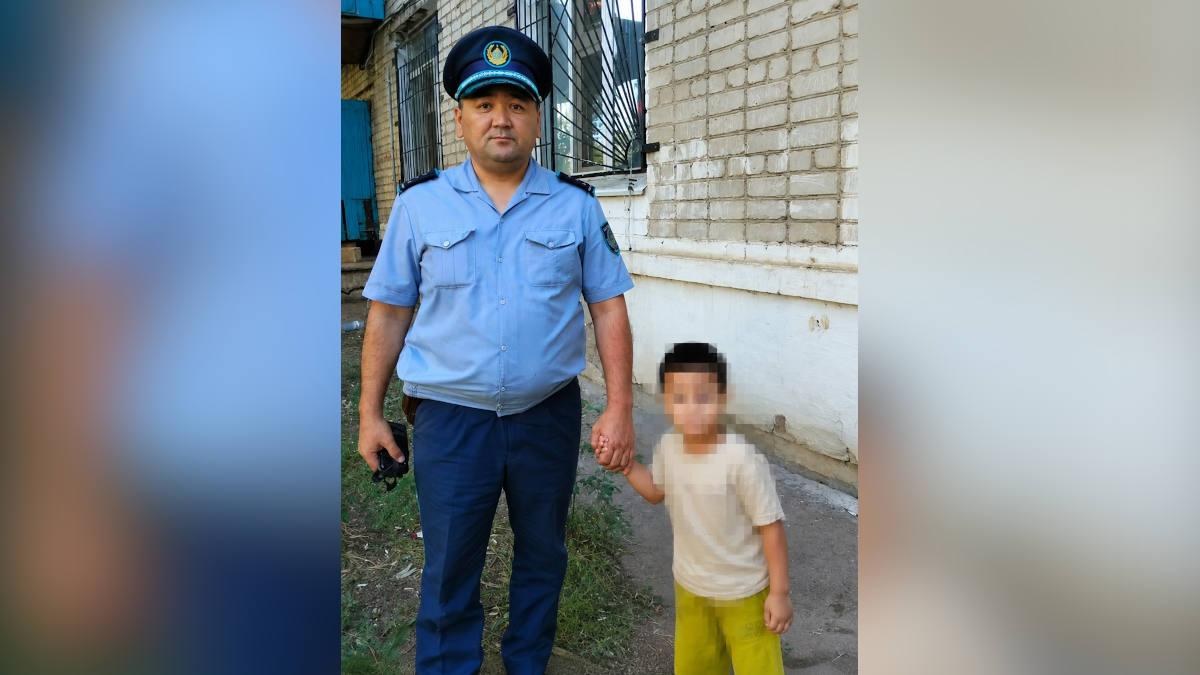 В Уральске полицейский спас ребенка, оказавшегося у открытого окна на пятом этаже