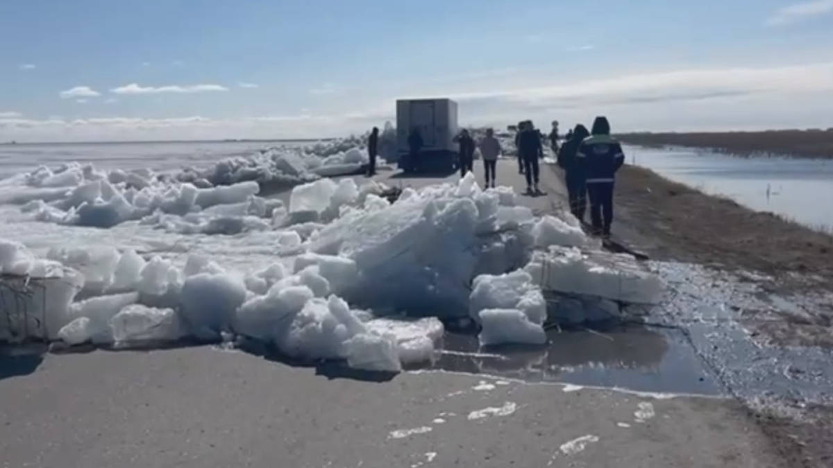 Лед с озера вынесло на трассу Костанай–Кокшетау: движение ограничено