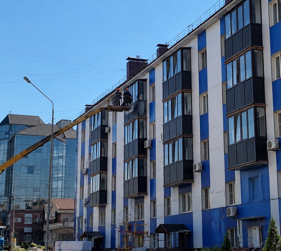 В Усть-Каменогорске завершается обновление фасадов домов на проспекте Ауэзова