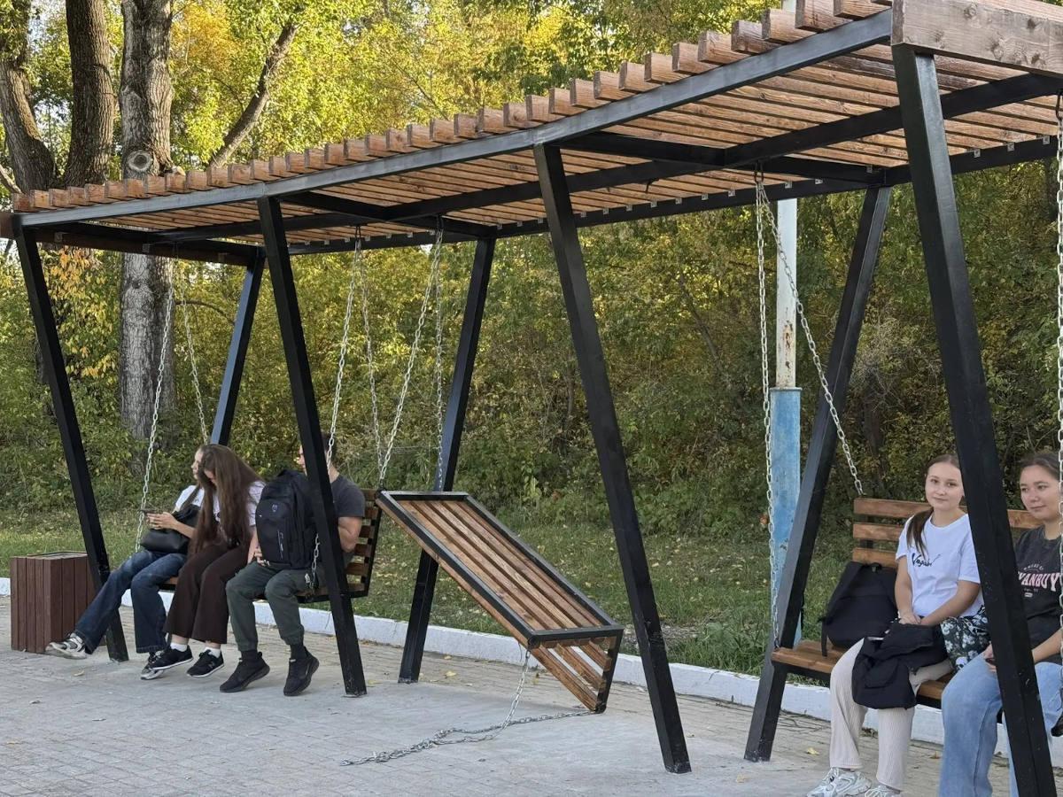 В городе Алтае новые качели на аллее Независимости не продержались и месяц