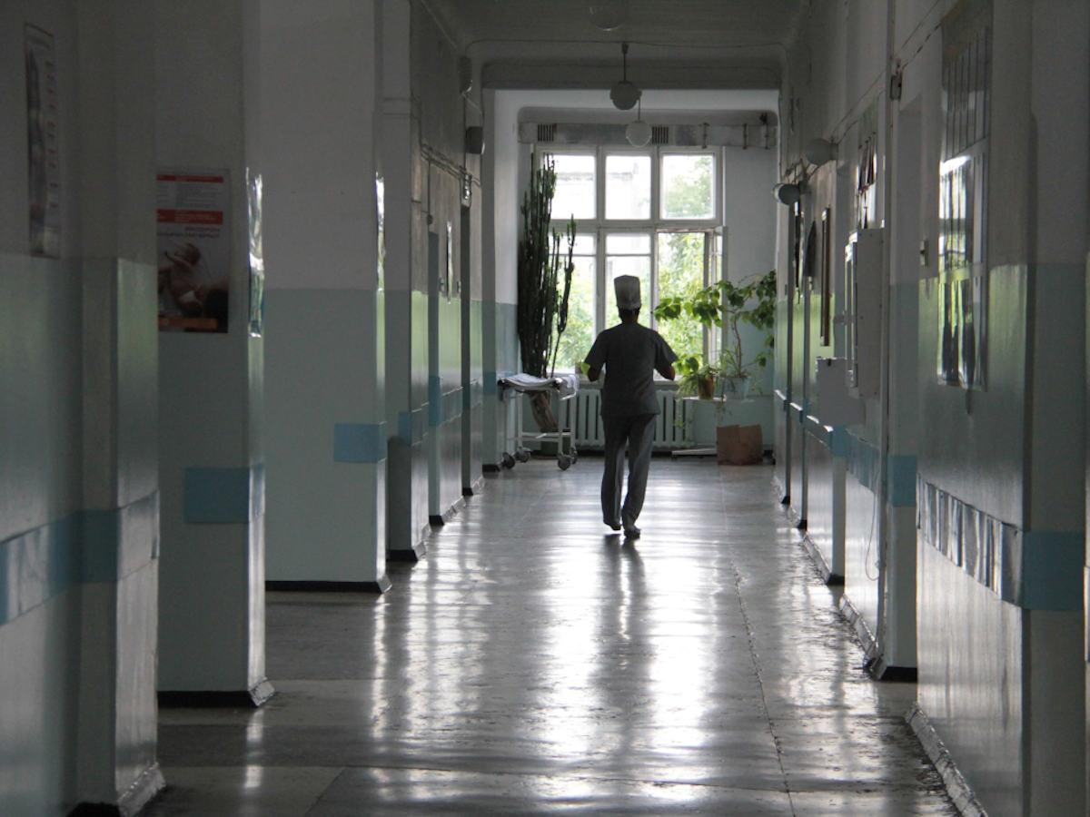 В ВКО рассказали о состоянии рабочих, пострадавших в канализационном колодце