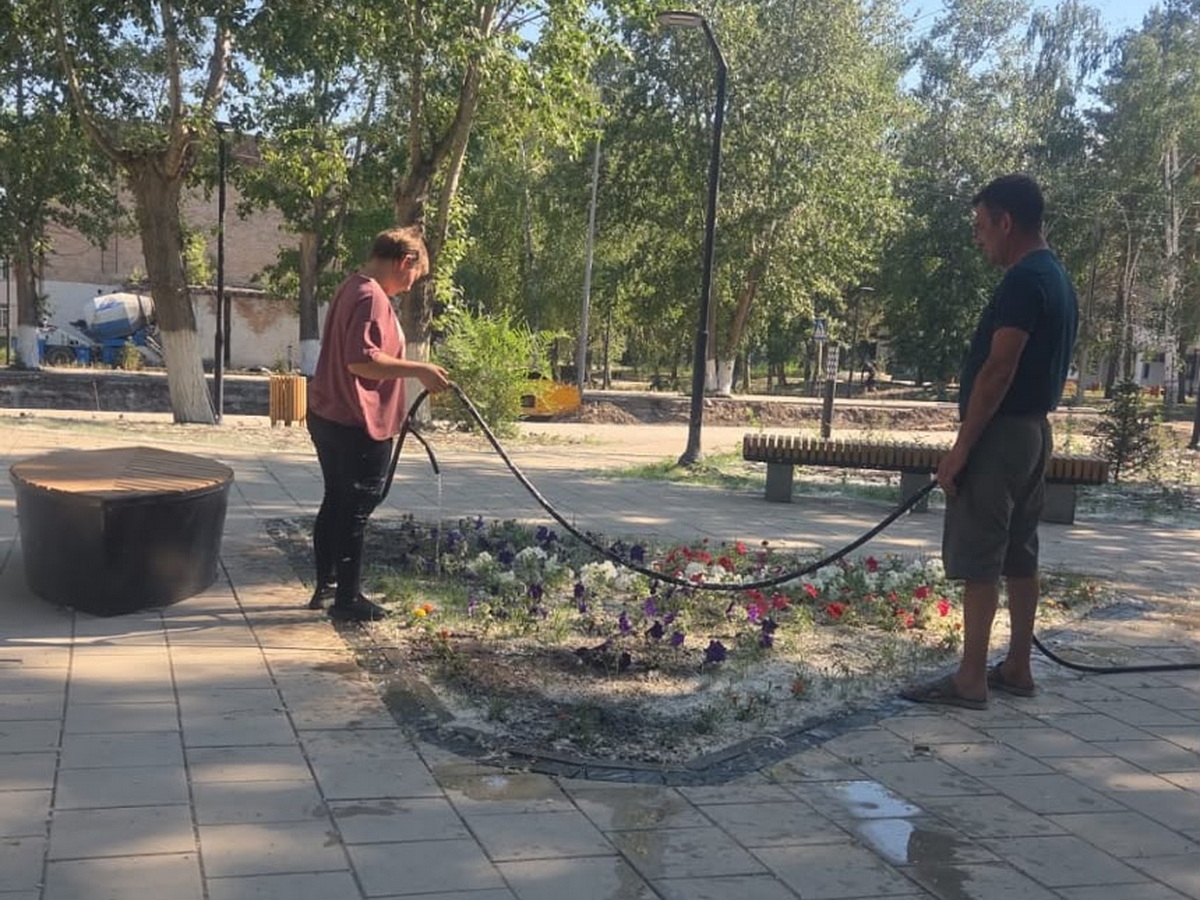 В Новой Бухтарме продолжается летнее содержание дорог и благоустройство общественных территорий