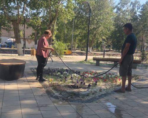 В Новой Бухтарме продолжается летнее содержание дорог и благоустройство общественных территорий