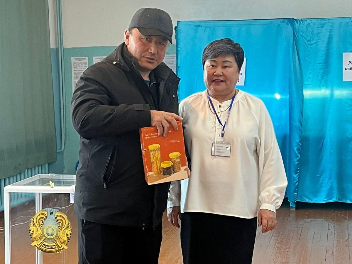 На избирательных участках города Алтая первым пяти проголосовавшим избирателям были вручены памятные подарки