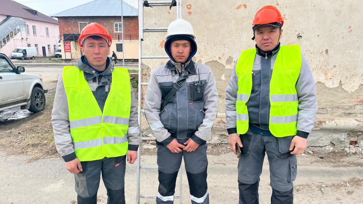 В ВКО монтажники оказались в нужном месте в нужное время: спасли человека при пожаре