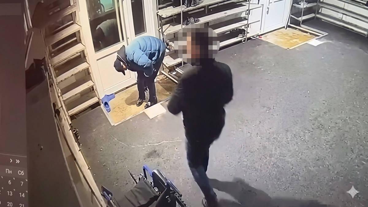 В Астане задержали мужчину, который на выходе из мечети обул чужие кроссовки