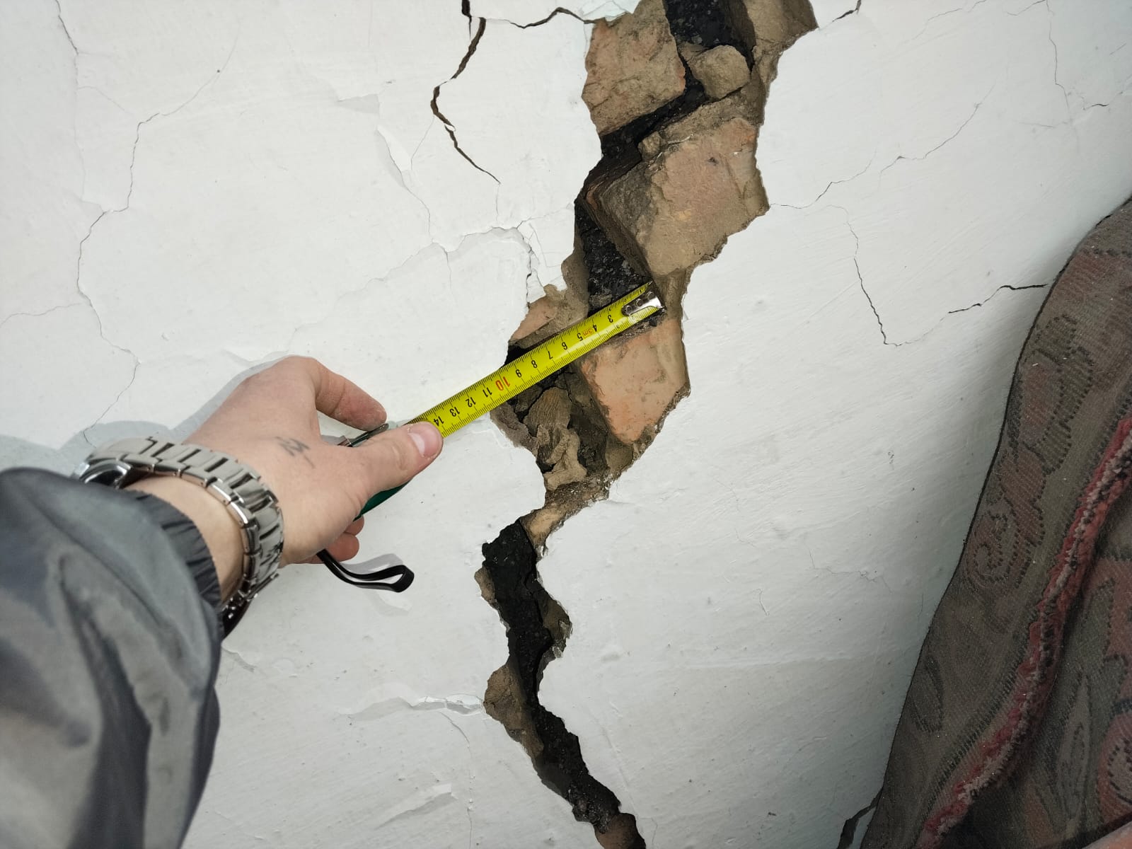 На одной из улиц Усть-Каменогорска разрушаются дома после порыва водопровода