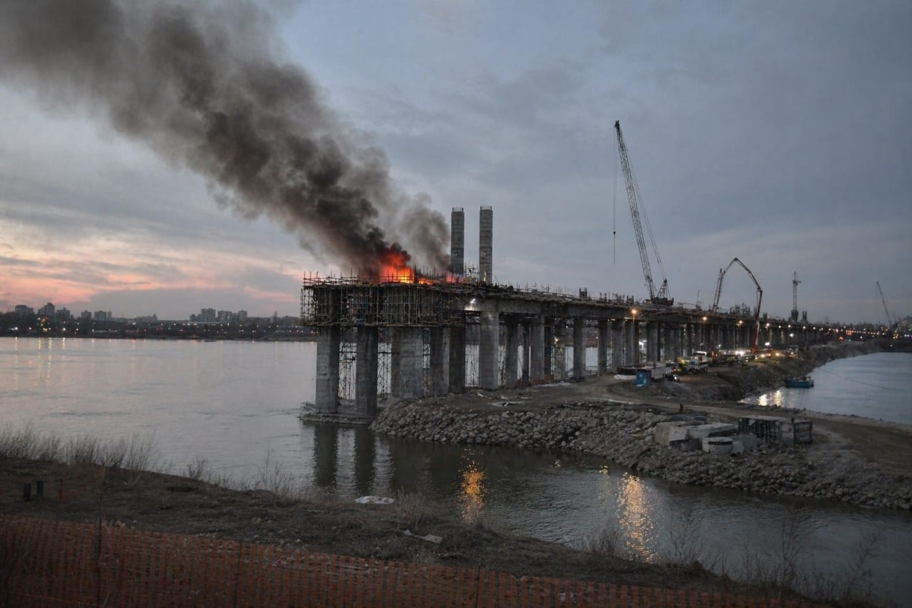 Третий пожар за год: что происходит на стройке моста через Иртыш