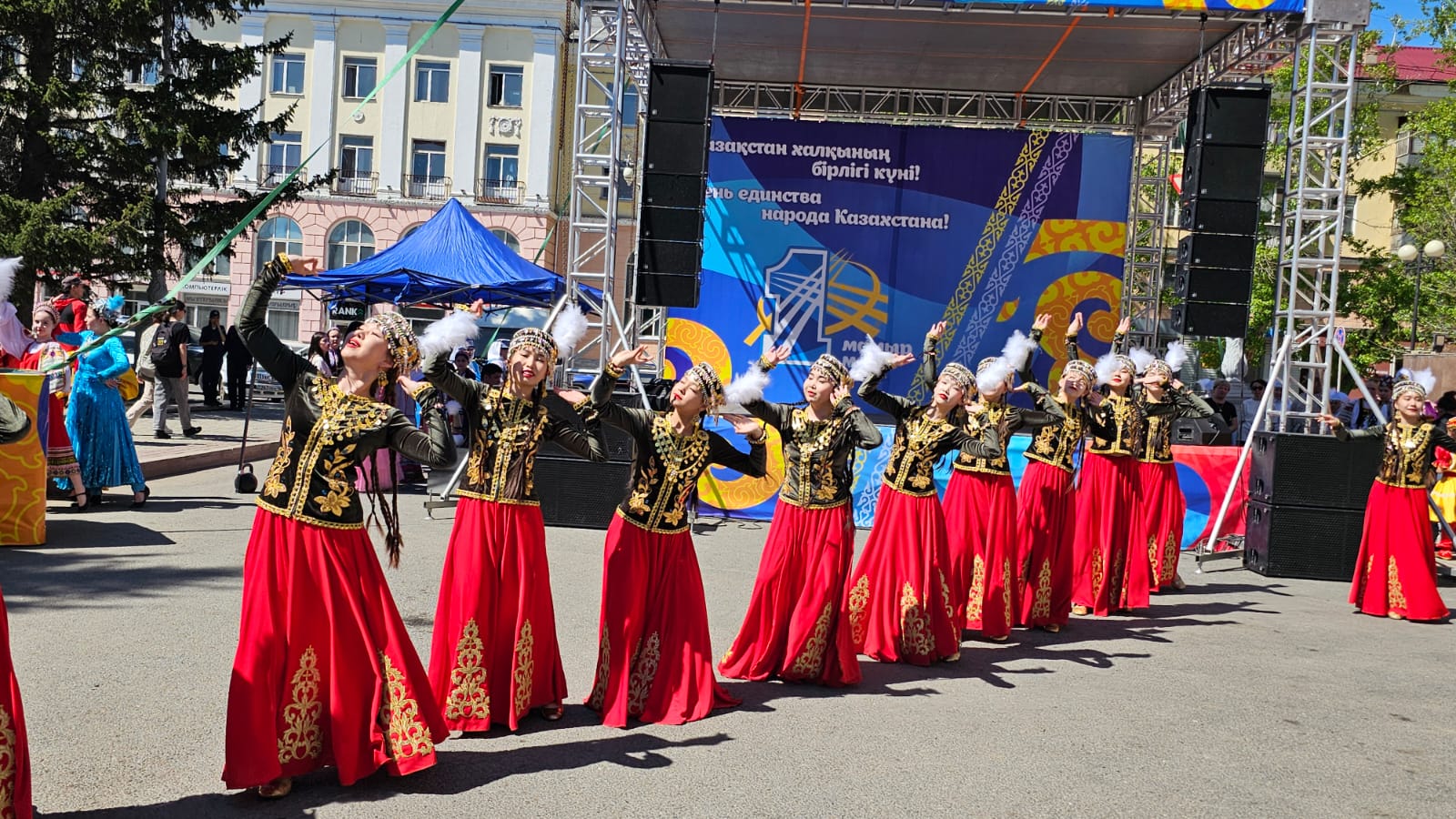 В Усть-Каменогорске у Дома дружбы отпраздновали День единства народа Казахстана 