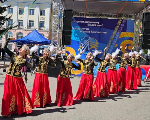 В Усть-Каменогорске у Дома дружбы отпраздновали День единства народа Казахстана 