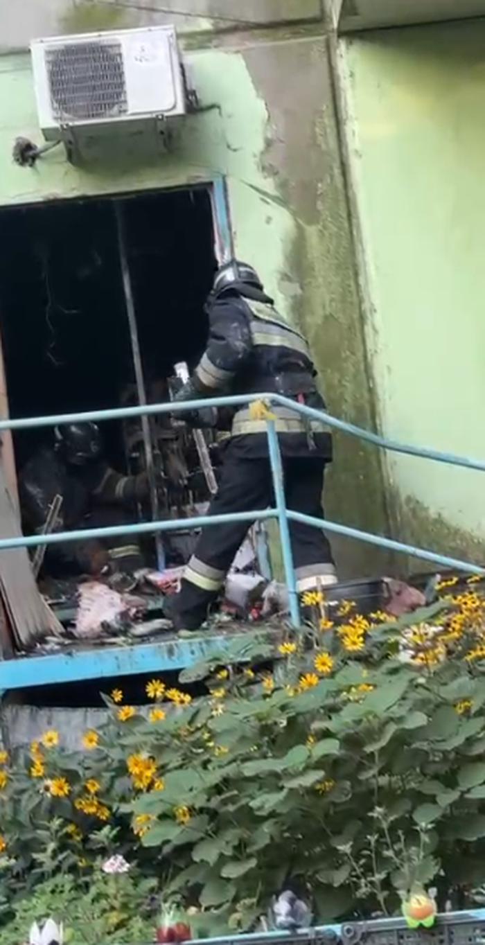 В Усть-Каменогорске загорелся магазин в жилом доме